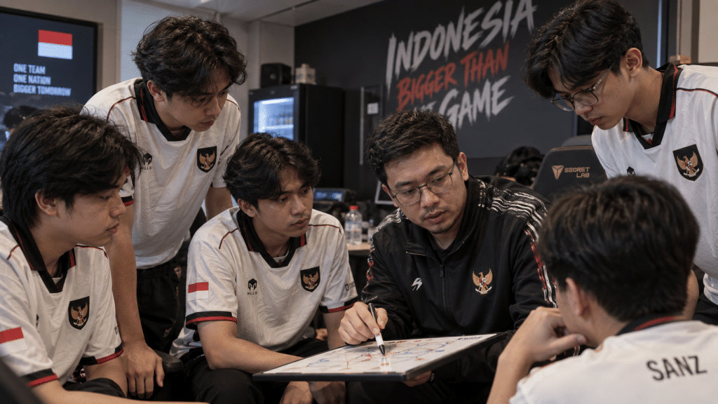 Anggota skuad Timnas Indonesia bersama pelatih Kenny Xepher Deo berdiskusi strategi MLBB Asian Games 2026.